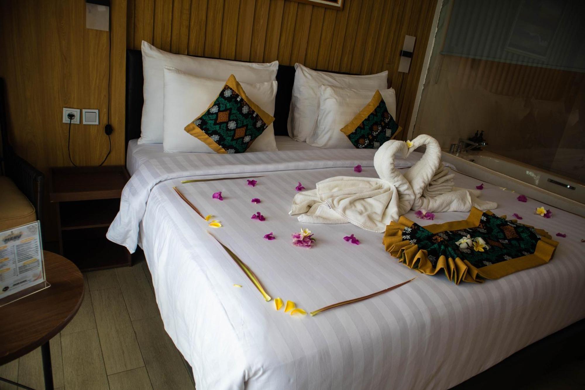 Raja Hotel Kuta Mandalika Resort & Convention Exterior foto