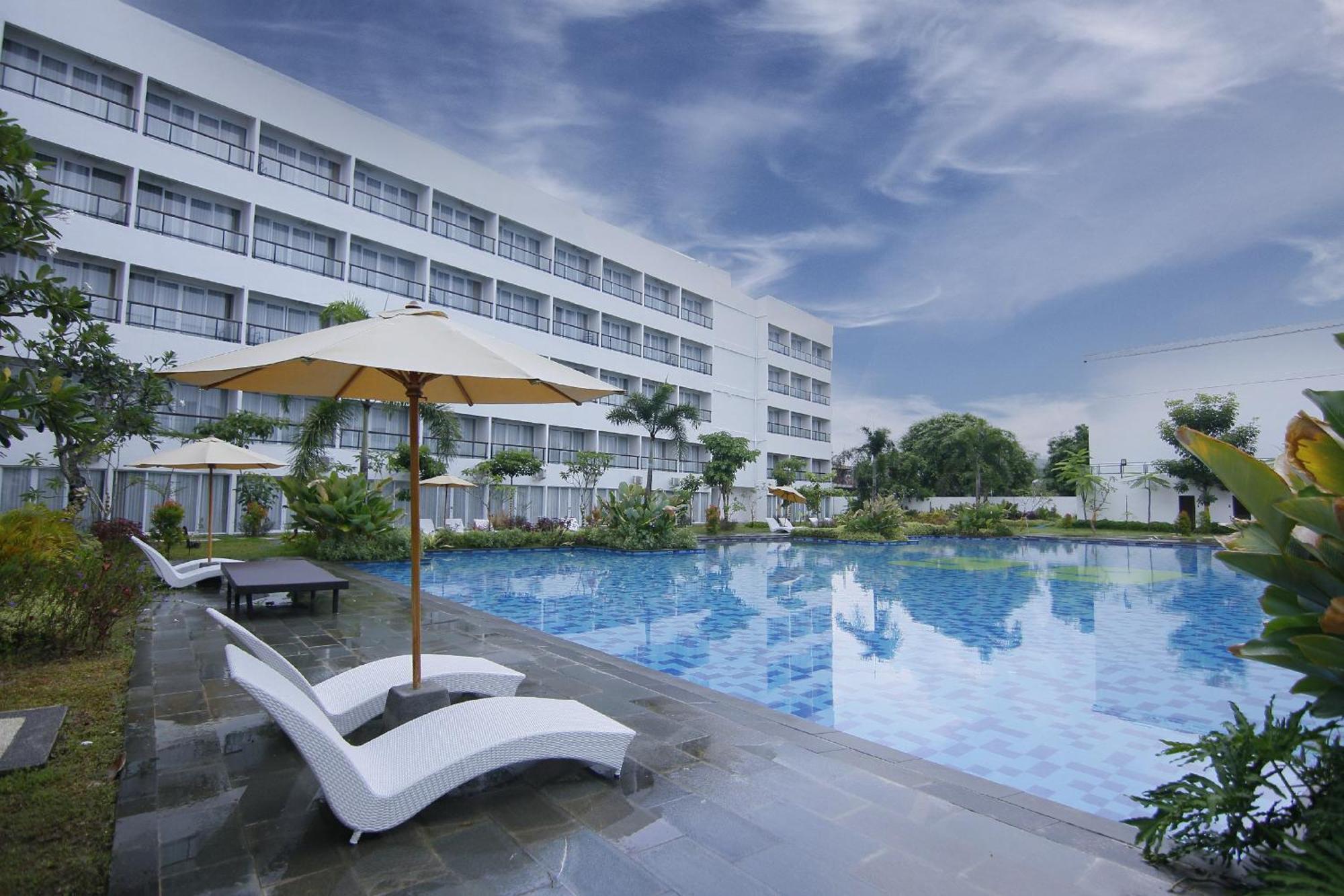 Raja Hotel Kuta Mandalika Resort & Convention Exterior foto