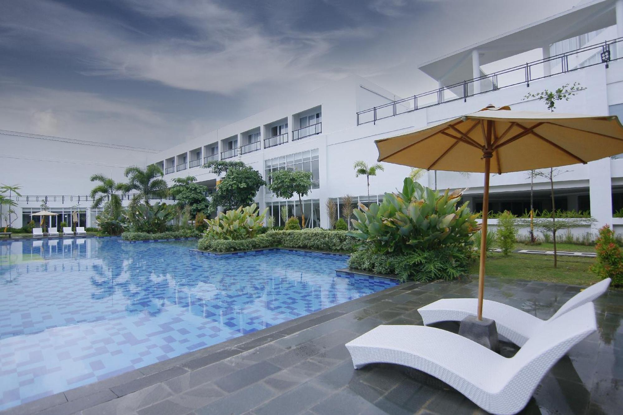 Raja Hotel Kuta Mandalika Resort & Convention Exterior foto