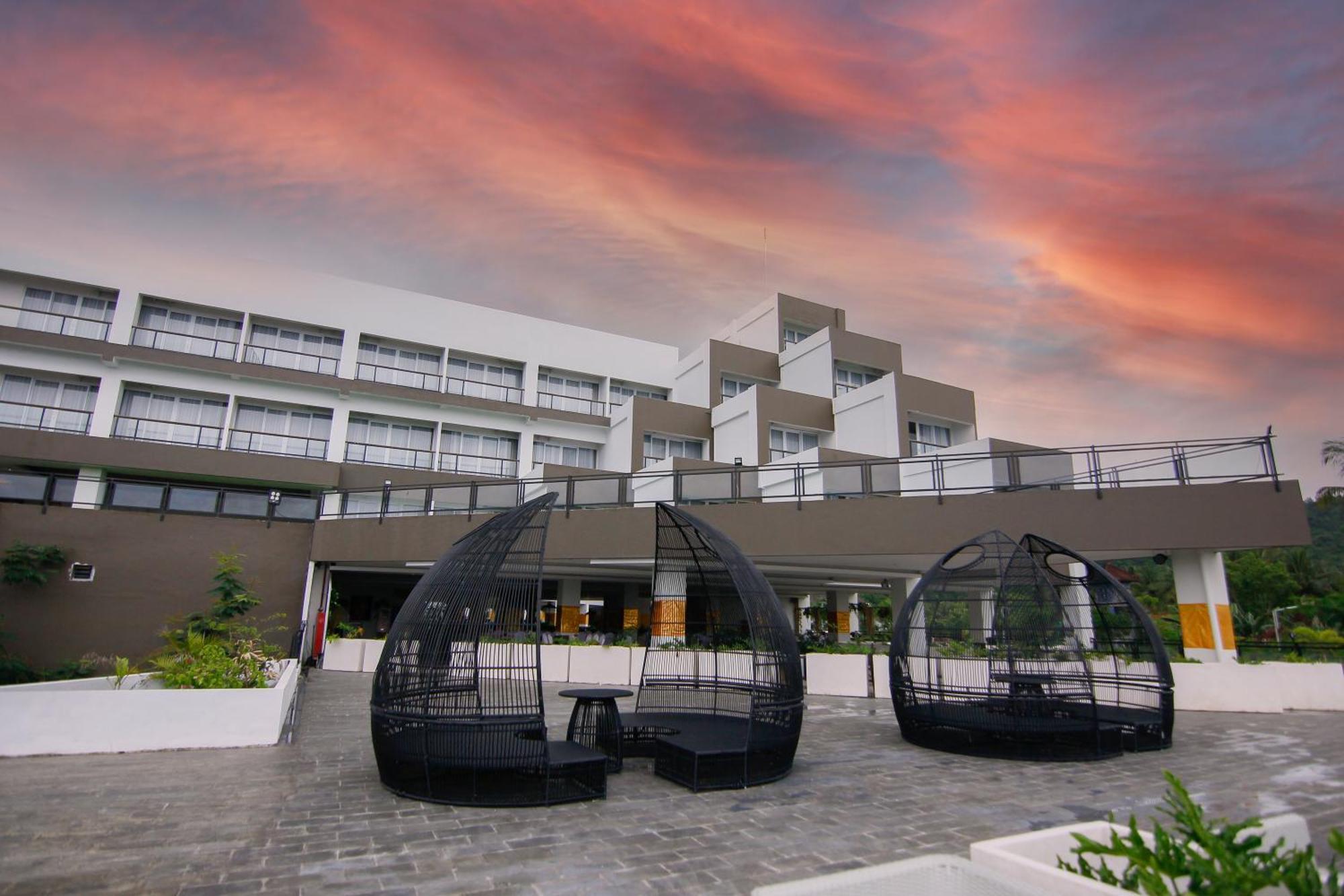 Raja Hotel Kuta Mandalika Resort & Convention Exterior foto