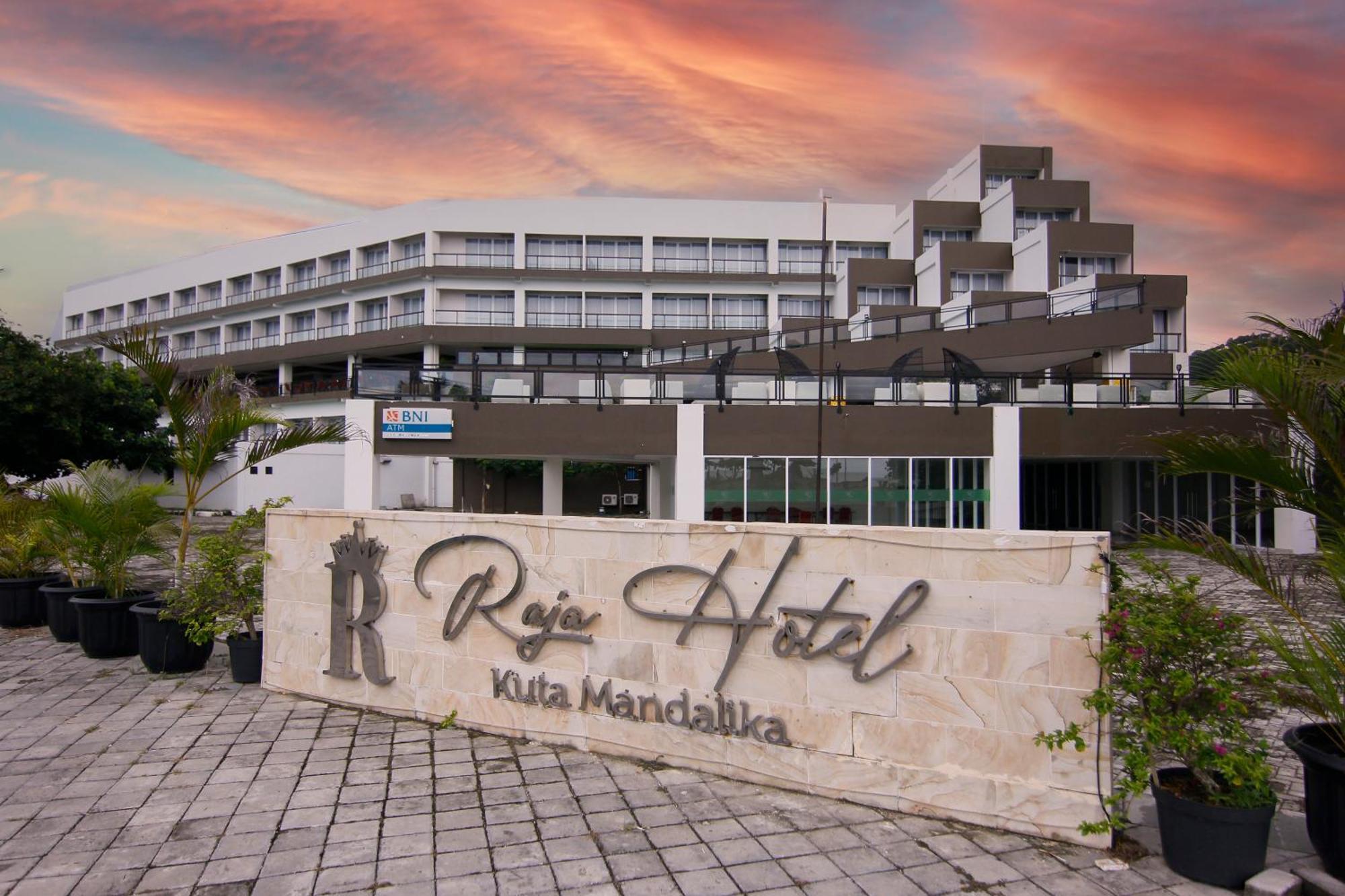 Raja Hotel Kuta Mandalika Resort & Convention Exterior foto